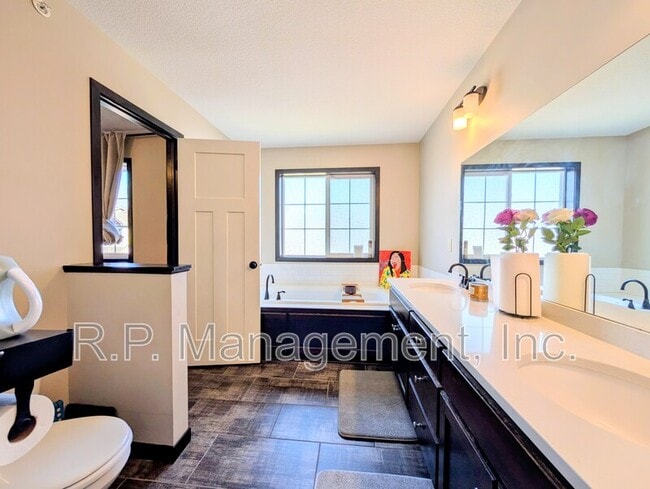 Building Photo - 5286 Greenwood Dr