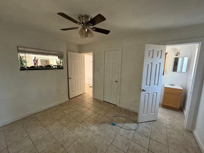 Building Photo - 3 bedroom 1.5 bathroom house!