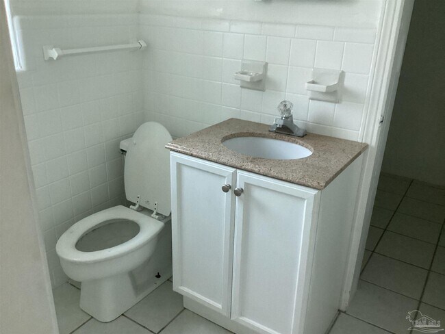 Building Photo - 1600 E Texar Dr