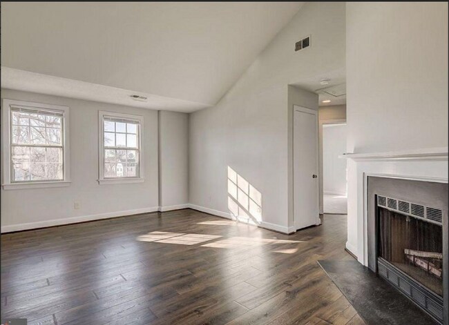 Building Photo - 2701 Arlington Blvd