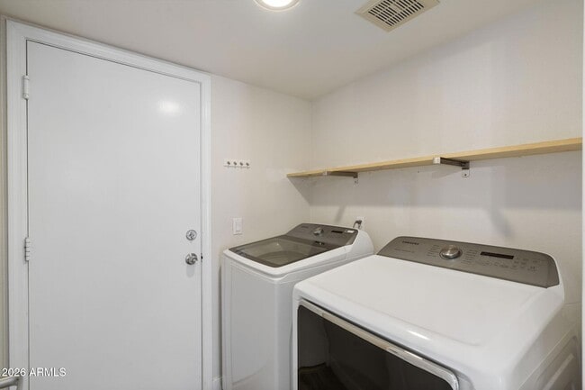 Building Photo - 1883 W Falcon Dr