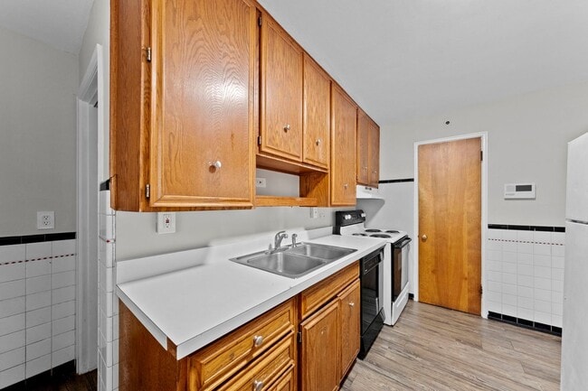Building Photo - 2 bedroom Single Family Home with Fenced i...
