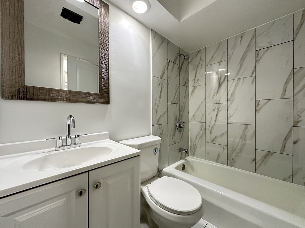 Building Photo - 6830 N Sheridan Rd