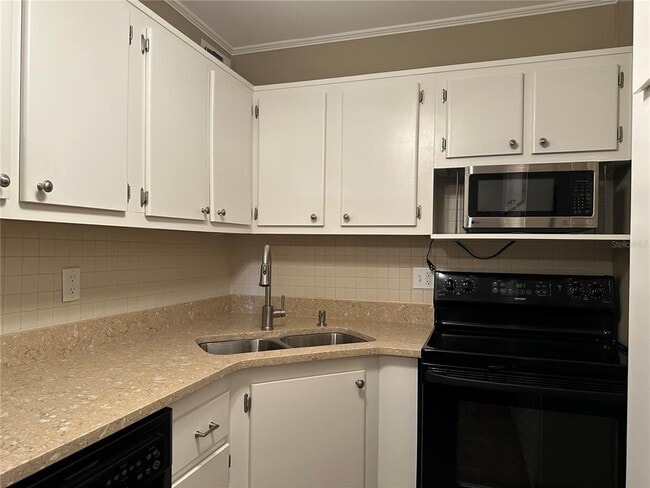 Building Photo - 209 NE Lincoln Cir N