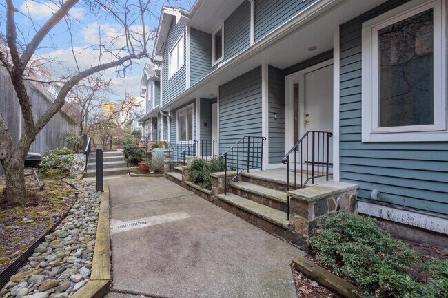 Building Photo - 18 SKYVIEW Ter