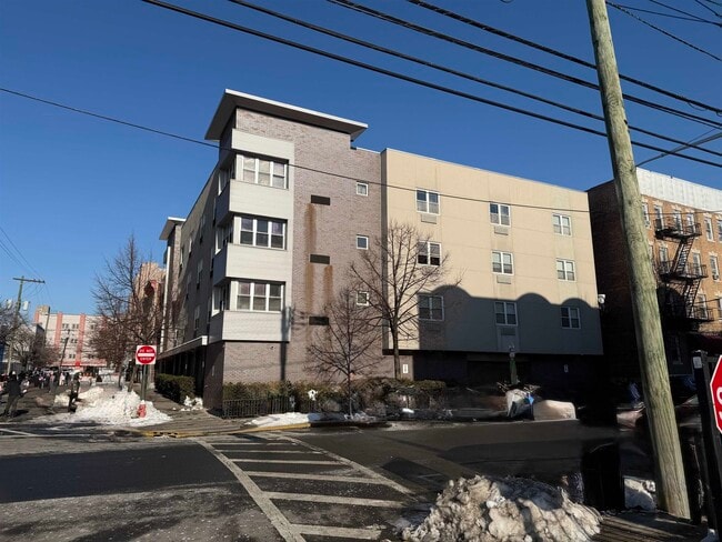 Building Photo - 5501 Hudson Ave