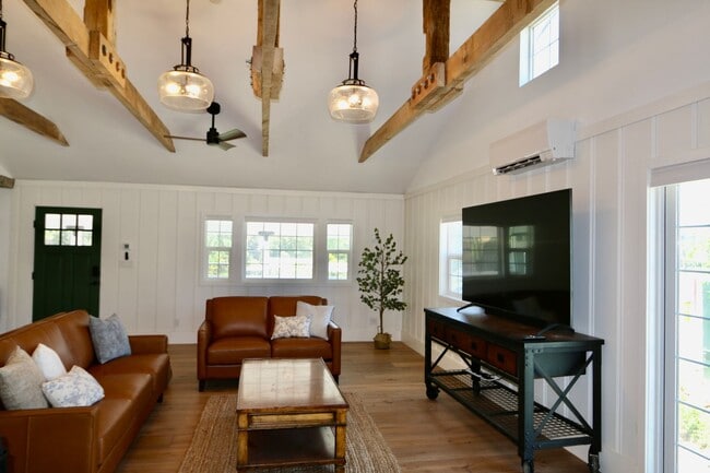 Building Photo - NEWLY Designed & Furnished Modern Farmhous...