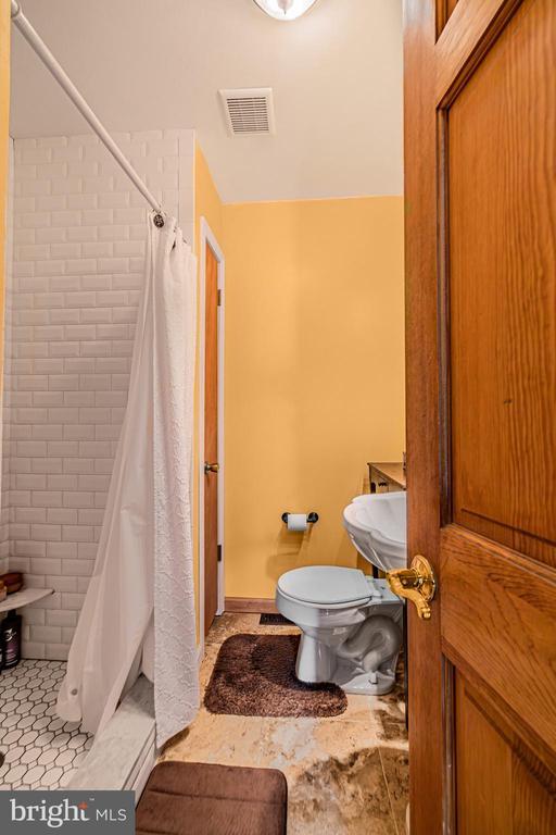 Building Photo - 211 Marlyn Ave