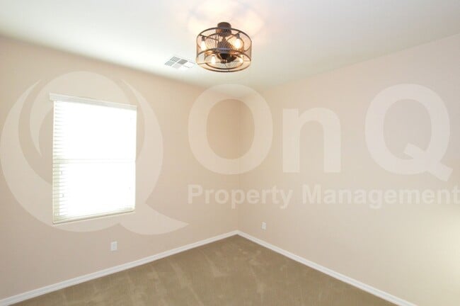 Building Photo - 1522 E Hummingbird Way