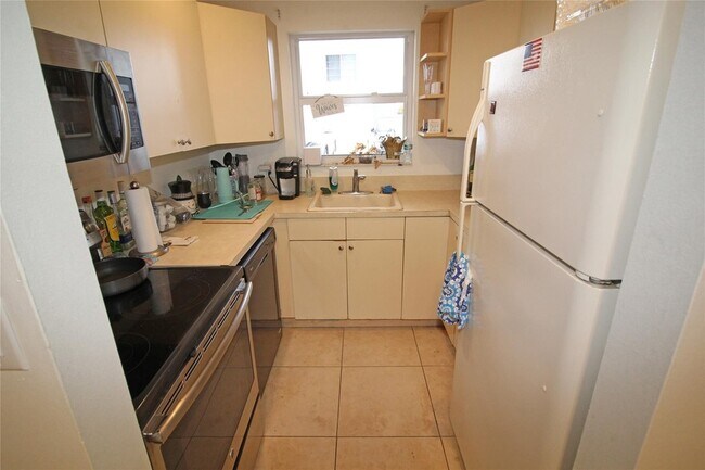 Building Photo - 2860 NE 14th St