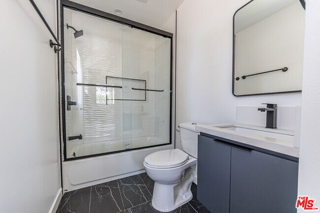 Building Photo - 6700 Balboa Blvd