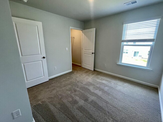 Building Photo - 240 Blue Haw Dr