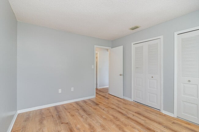 Building Photo - 2290-2296 Fox Hollow Dr.