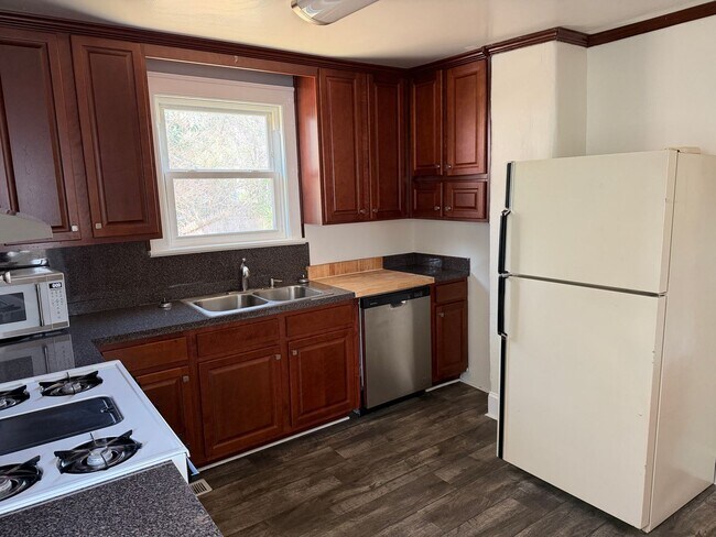 Building Photo - HIGHLAND BILTMORE - Two Bedroom Home