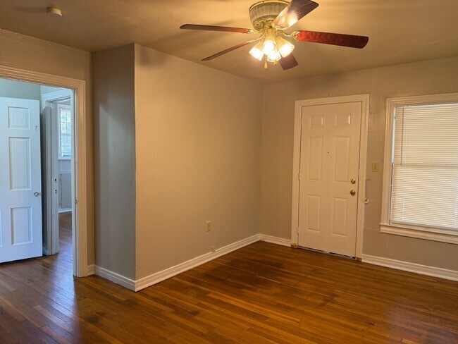 Building Photo - Lovely 1-Bedroom in Mahncke Park