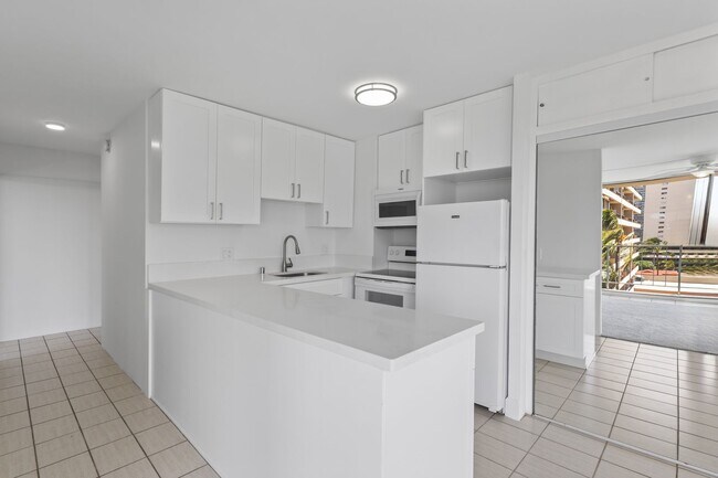 Building Photo - Waikiki 1BR/1BA with Ala Wai Canal & Mountain Views — Wraparound Lanai, Utilities Included