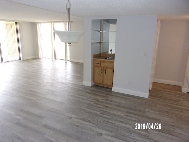 Building Photo - Oceanfront 3 BR Condo