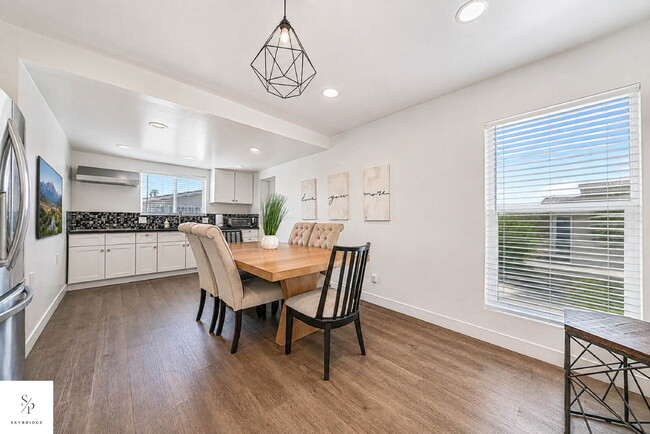 Building Photo - Furnished 5-Bedroom Home Near the 57 & 60 — Ideal for Roommates or Students