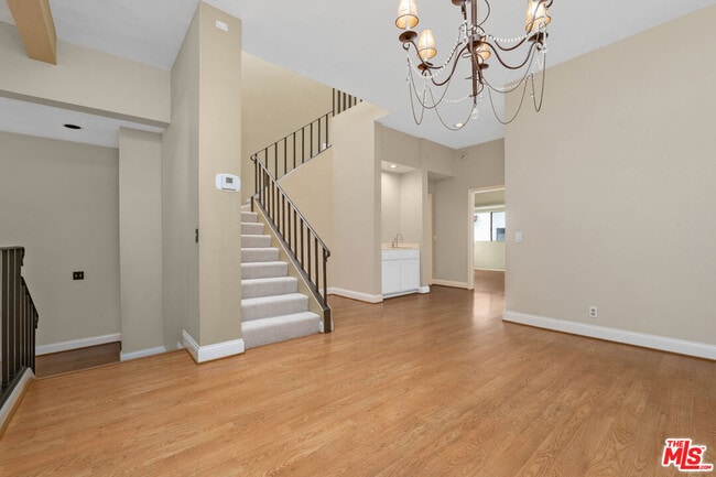 Building Photo - 1561 Palisades Dr