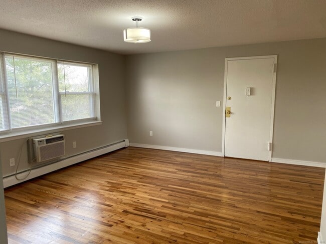 Building Photo - 10 Mountain Laurel Dr