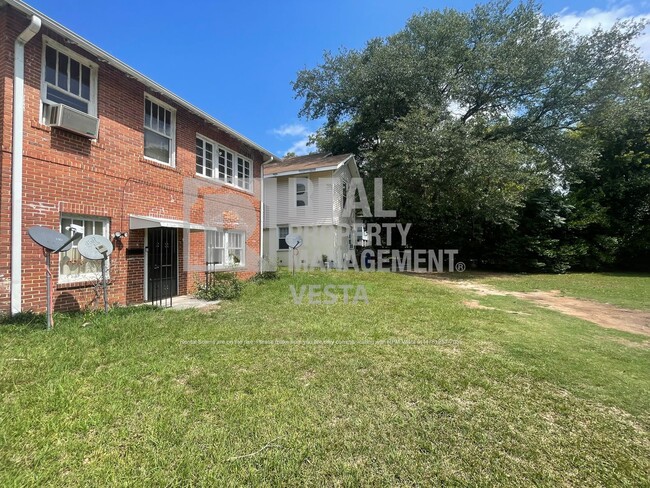 Building Photo - Charming One Bedroom Apartment