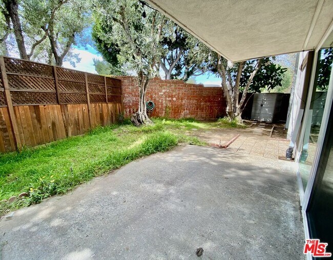Building Photo - 6375 Green Valley Cir