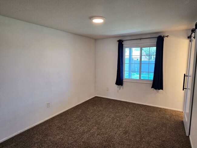 Building Photo - 3-bedroom by New Re-developed Paradise Val...