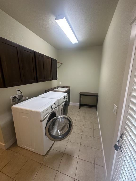 Building Photo - 2122 Sandbur Dr