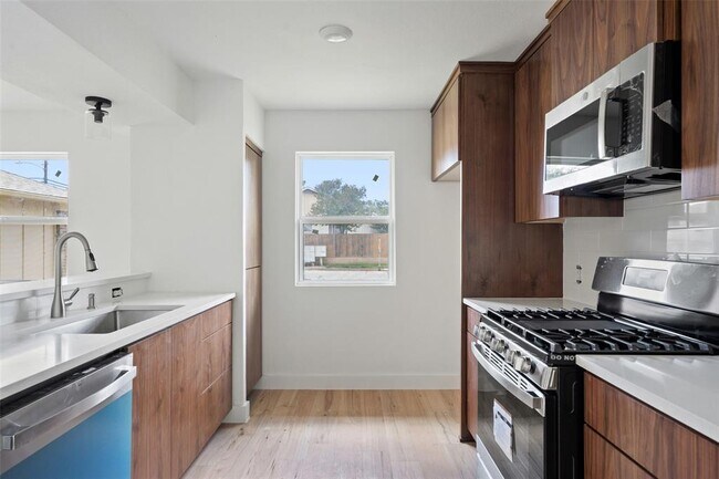 Building Photo - 1800 Nicole Cir