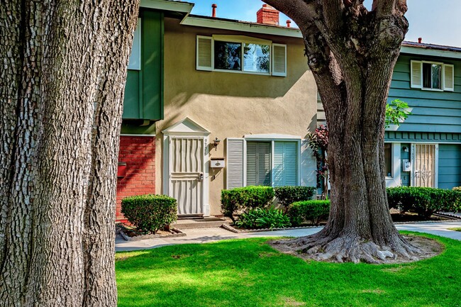 Building Photo - Townhome with Greenbelt Views and Modern U...