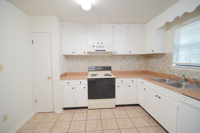 Building Photo - 828 Ashlyn Forest Dr