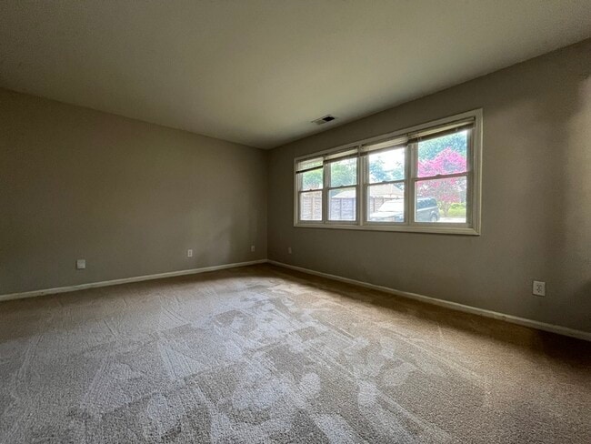 Building Photo - 526 Huntsmoor Dr