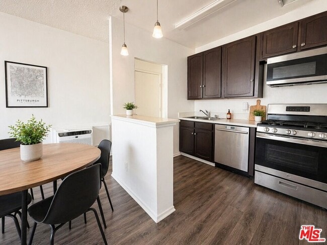 Building Photo - 1133 W 36th Pl