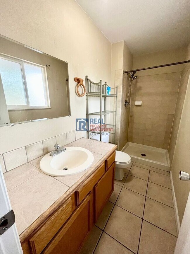 Building Photo - 425 Rosewood Dr