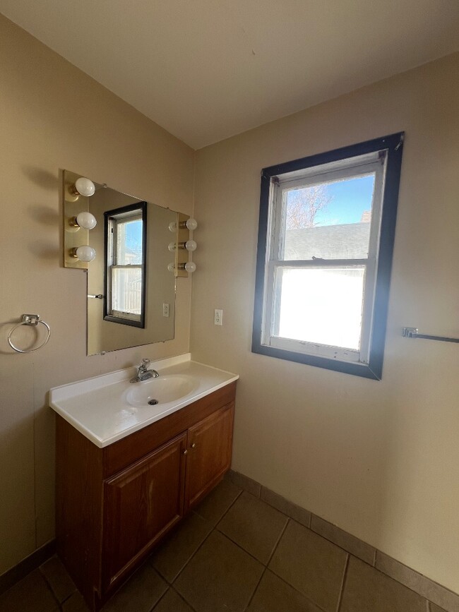 Building Photo - 920 E 16th Ave