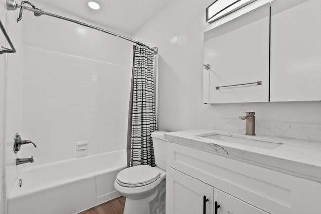 Building Photo - 15286 Sutton St