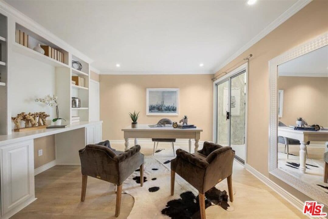 Building Photo - 2345 Roscomare Rd