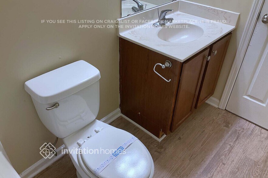 Building Photo - 925 Lakeside Ct