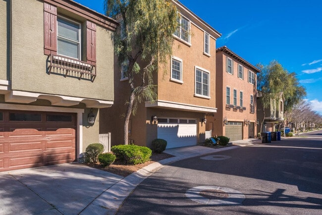 Building Photo - 1628 E Canyon Creek Dr