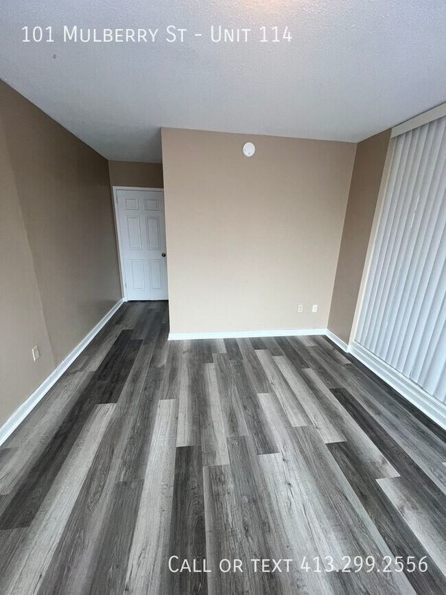 Building Photo - Updated Two Bedroom Condo On Springfield's...