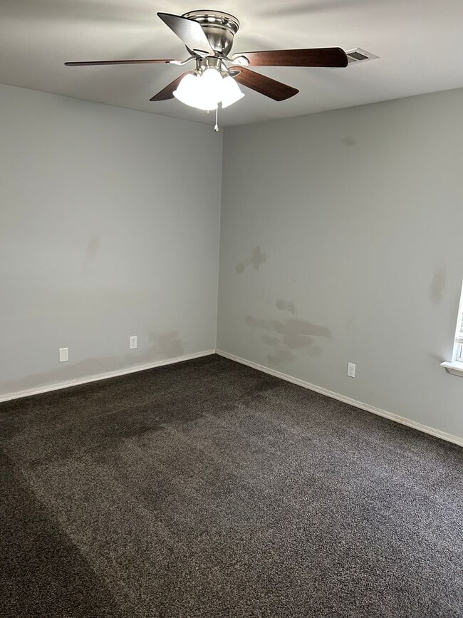 Building Photo - 904 E 5th St