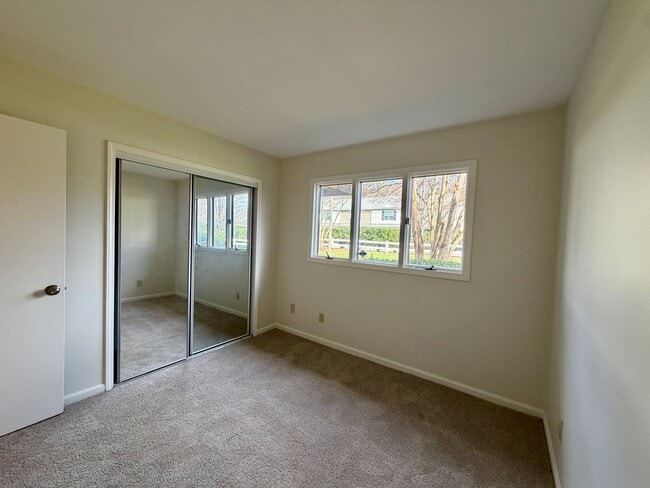 Building Photo - First Floor 2 bedroom condo