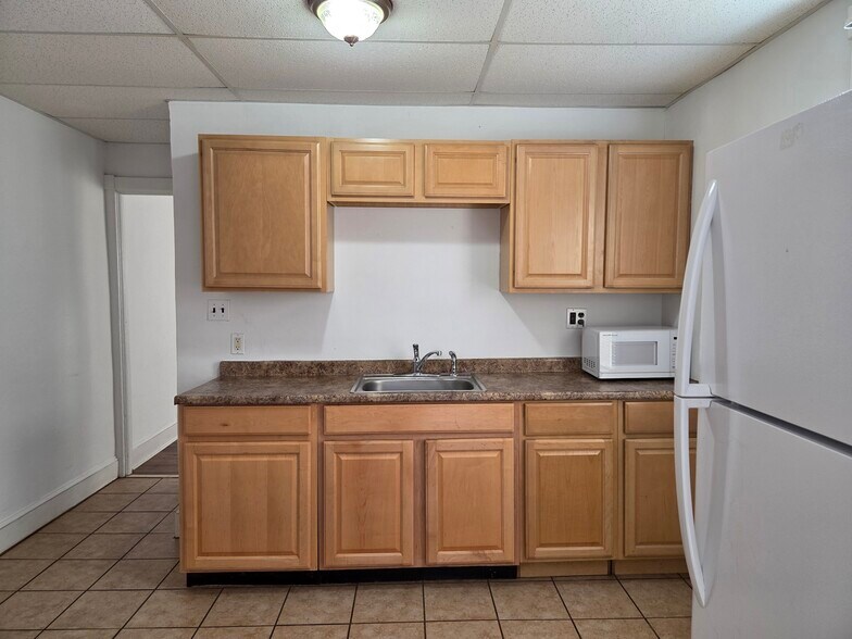 Kitchen - 2437 Sycamore St