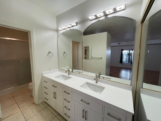 Building Photo - 3648 Birchwood Terrace
