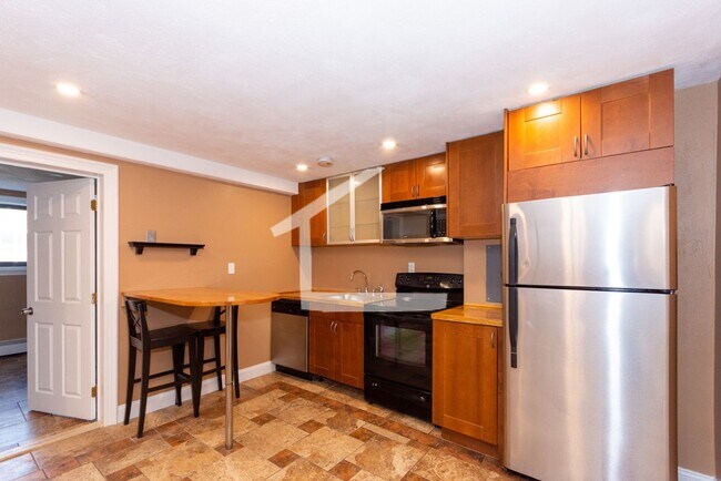 Building Photo - Nicely renovated pet friendly unit for 9/1.