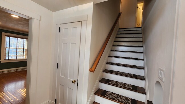Building Photo - Stunning 4-Bedroom Home with Attached Gara...