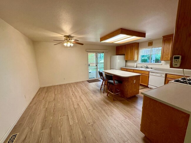 Building Photo - Adorable 3 Bedroom 2 Bathroom Home Just Minutes to Downtown Grass Valley