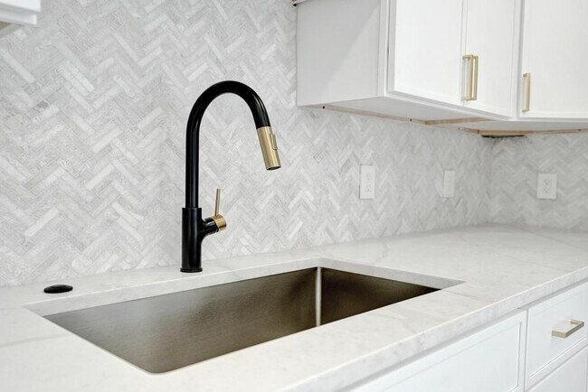 Building Photo - 840 SE 22nd Ave