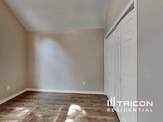 Building Photo - 1512 Riverglen Dr