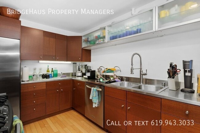 Building Photo - 3033 India St